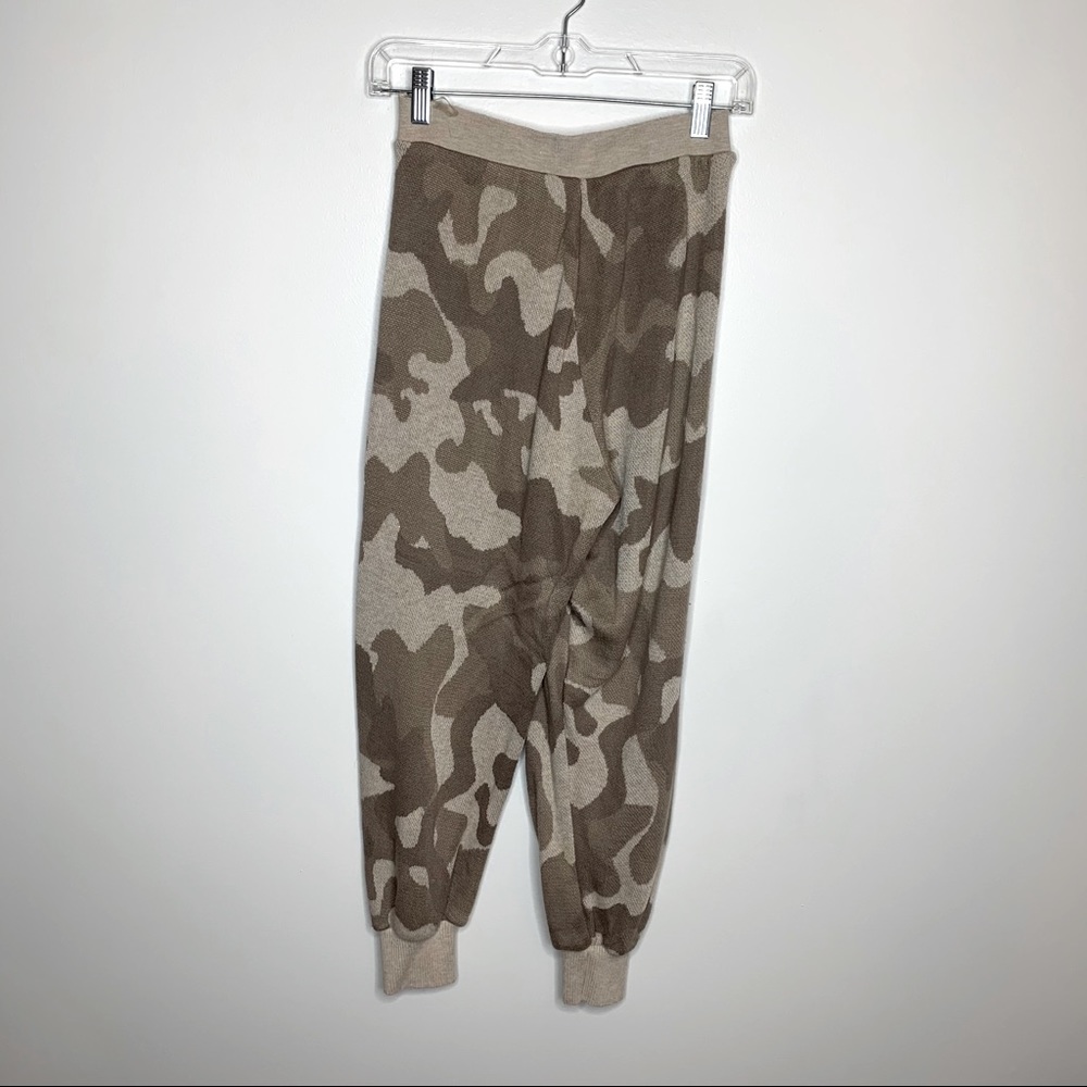 SZ L KNITTED CAMO JOGGERS